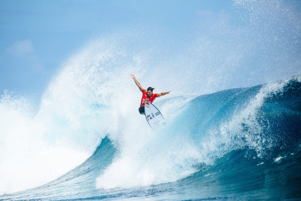 Italo Ferreira não entra em sintonia com Cloudbreak e cai nas oitavas de final.