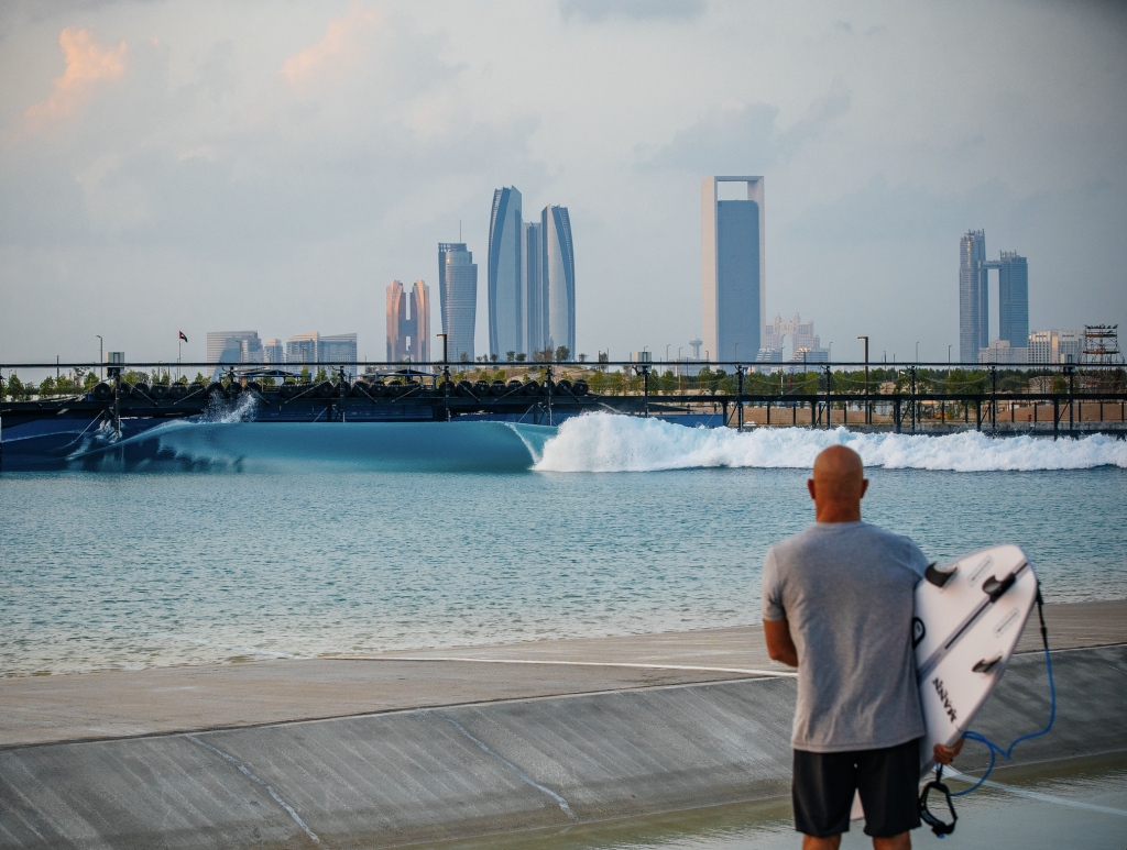 O 11 vezes campeão mundial Kelly Slater no Surf Abu Dhabi.