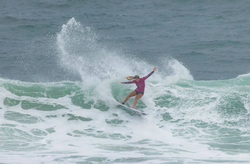 Laura Raupp lidera os rankings da WSL South America e do Circuito Banco do Brasil.