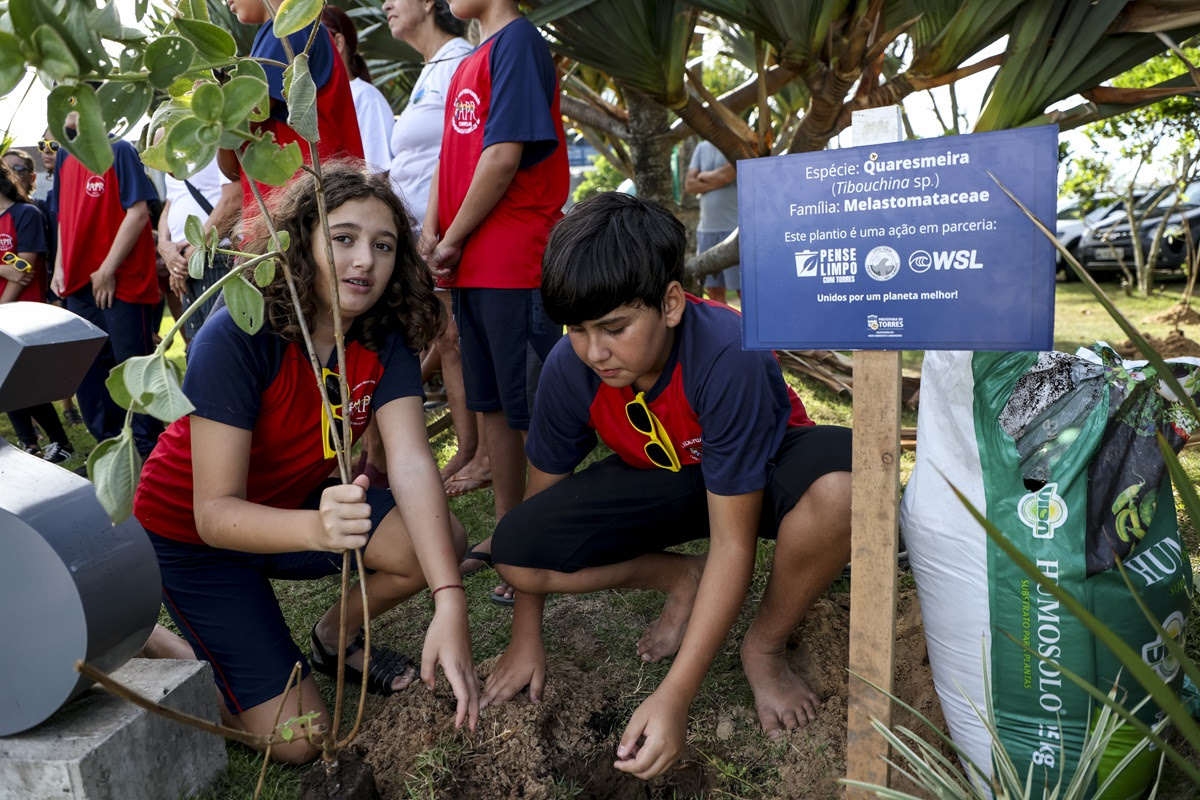 Alunos da rede pública participam do plantio de mudas na etapa de Torres.