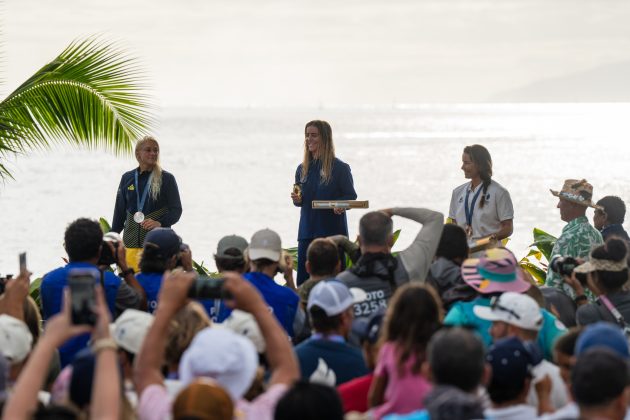 Tatiana Weston-Webb, Caroline Marks e Johanne Defay, Jogos Olímpicos 2024, Teahupoo, Taiti. Foto: ISA / Jimenez.