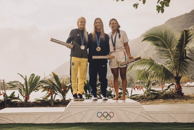 Tatiana Weston-Webb, Caroline Marks e Johanne Defay, Jogos Olímpicos 2024, Teahupoo, Taiti. Foto: ISA / Pablo Franco.