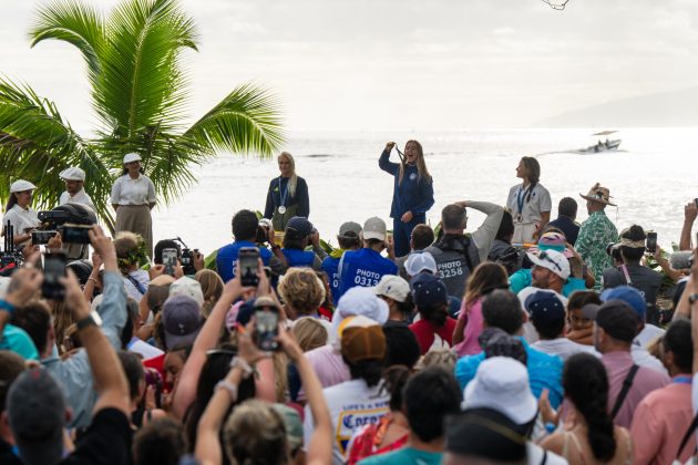 Tatiana Weston-Webb, Caroline Marks e Johanne Defay, Jogos Olímpicos 2024, Teahupoo, Taiti. Foto: ISA / Jimenez.