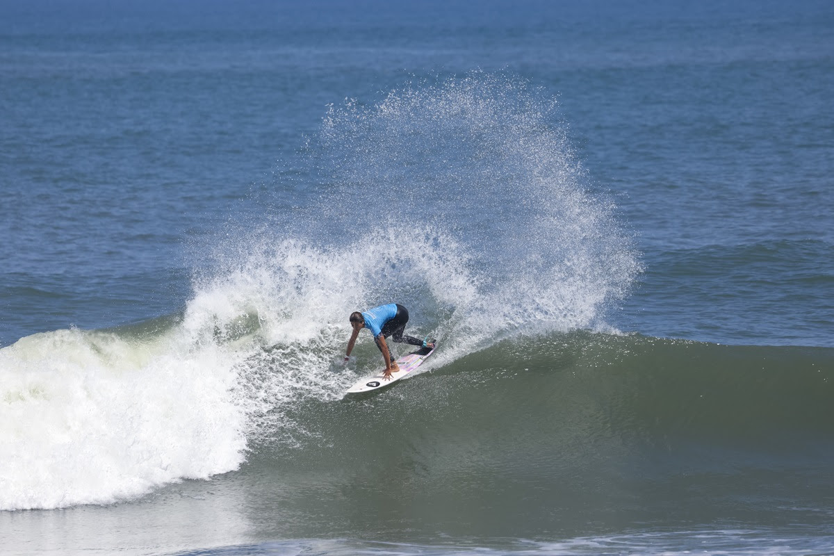 Sol Aguirre bate todos os recordes femininos nas esquerdas da Praia de Itaúna.