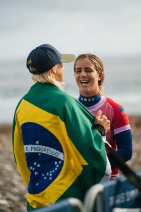 Tatiana Weston-Webb e Caroline Marks, Jogos Olímpicos 2024, Teahupoo, Taiti. Foto: ISA / Beatriz Ryder.