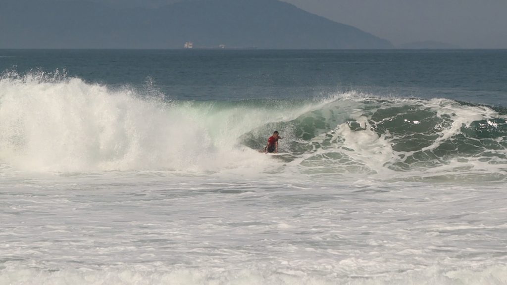 Vitinho RS procura o canudo na Praia Brava.