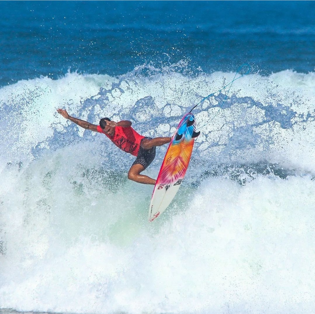 Wesley Dantas em ação na Praia de Itamambuca, Ubatuba (SP)