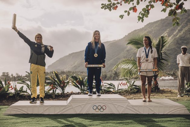 Tatiana Weston-Webb, Caroline Marks e Johanne Defay, Jogos Olímpicos 2024, Teahupoo, Taiti. Foto: ISA / Pablo Franco.