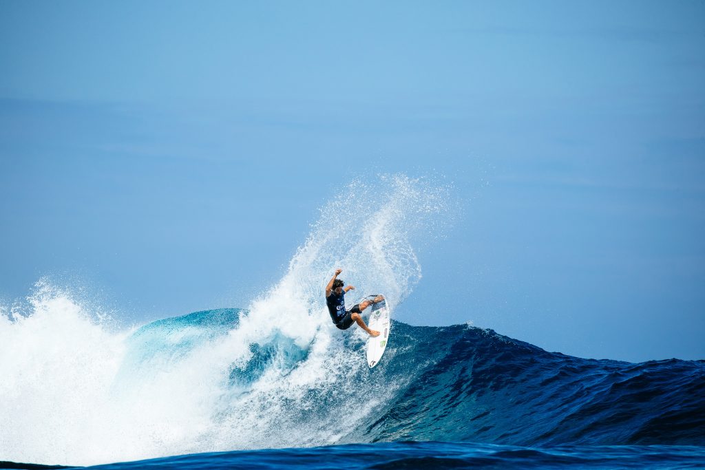 Yago Dora passa as quilhas por cima do lip de Cloudbreak.