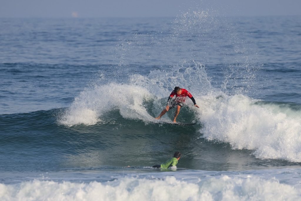 Peterson Crisanto liderou toda bateria de estreia na Praia de Maresias.