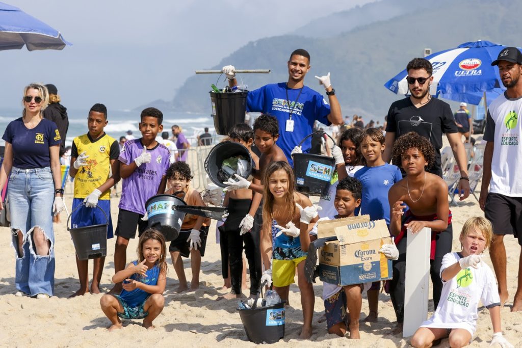 Crianças participam de ativação ambiental na Praia de Maresias.