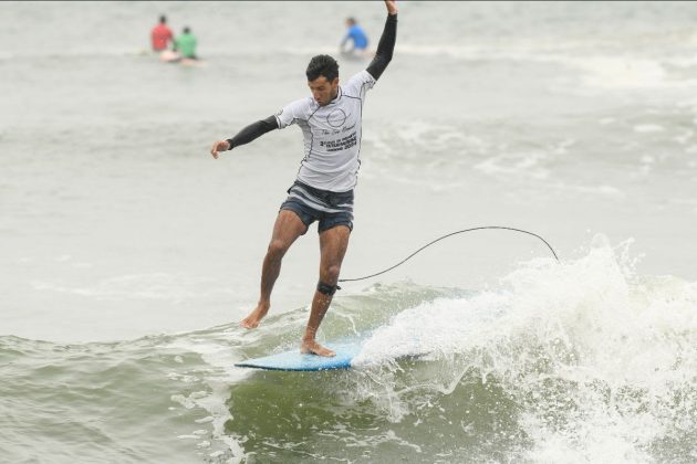 Victor Valentini, Circuito Catarinense de Longboard 2024, Terceira Pedra, Praia de Itapoá (SC). Foto: Márcio David.