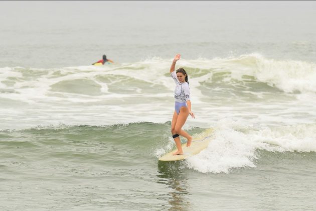 Júlia Viana, Circuito Catarinense de Longboard 2024, Terceira Pedra, Praia de Itapoá (SC). Foto: Márcio David.