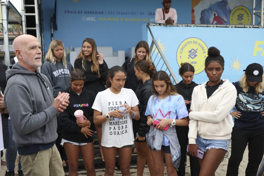 Roberto Perdigão com jovens surfistas da primeira fase feminino.