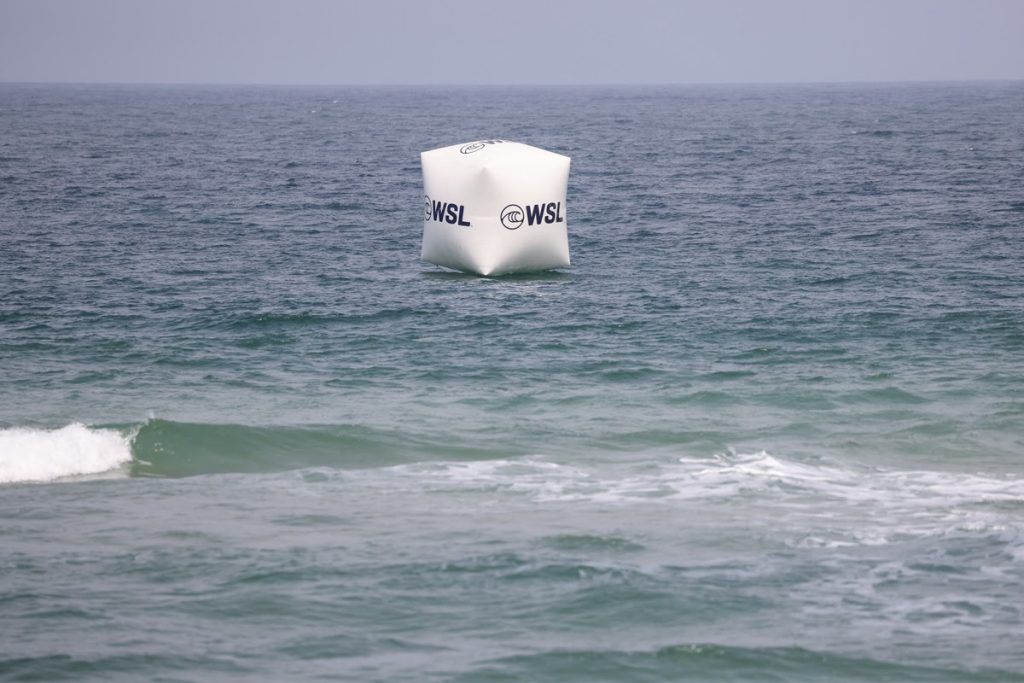 Sexta-feira de ondas muito pequenas na Praia de Maresias.