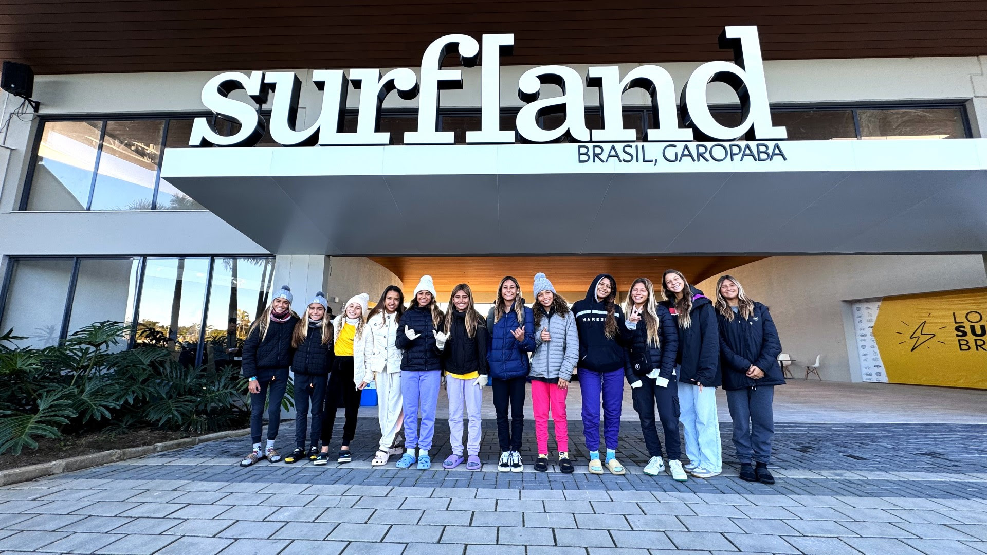 Meninas na Surfland, Garopaba (SC).