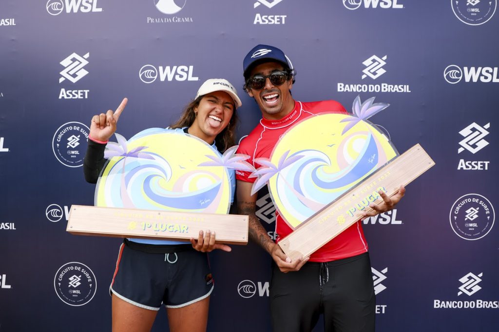 Sophia Medina e Miguel Pupo com troféus das vitórias na Praia da Grama.