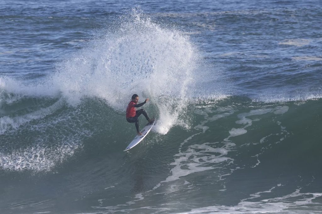 Lucas Vicente lidera corrida pelo título sul-americano de 2024/2025 da WSL.