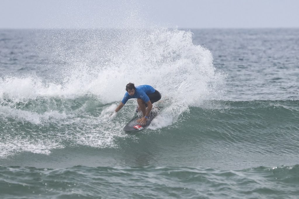 Matheus Navarro briga pelo convite contra 16 surfistas em São Sebastião.