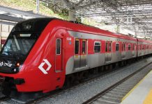 Trem intercidades entra no trilho