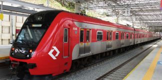 Trem intercidades entra no trilho