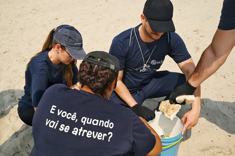 Ação ambiental em Camburi durante Hang Loose Surf Attack.