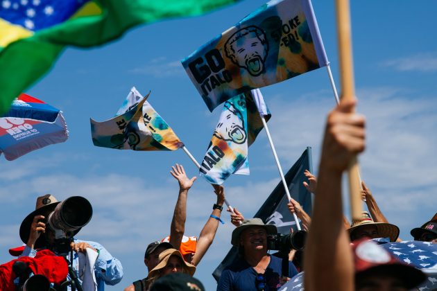 Torcida do Italo Ferreira, WSL Finals 2024, Trestles, Califórnia (EUA). Foto: WSL / Thiago Diz.