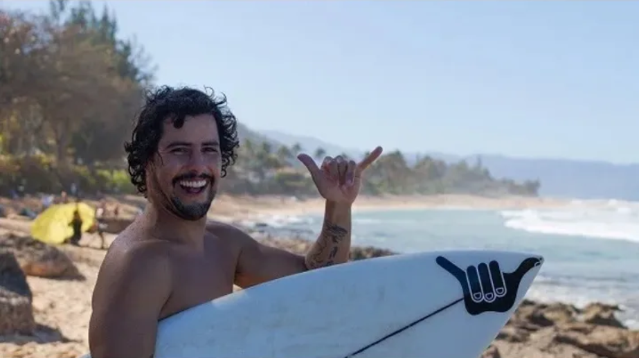 Ian Gouveia entrega premiações do Hang Loose Surf Attack 2024.