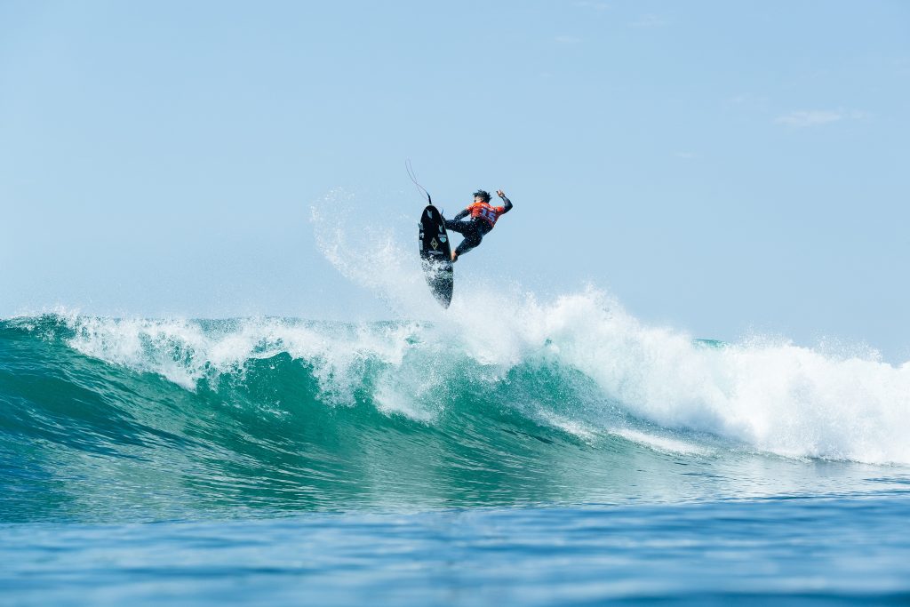 Italo Ferreira sobrevoa Trestles durante o WSL Finals 2024.