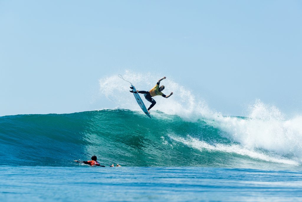 John John Florence decola na decisão contra Italo Ferreira.