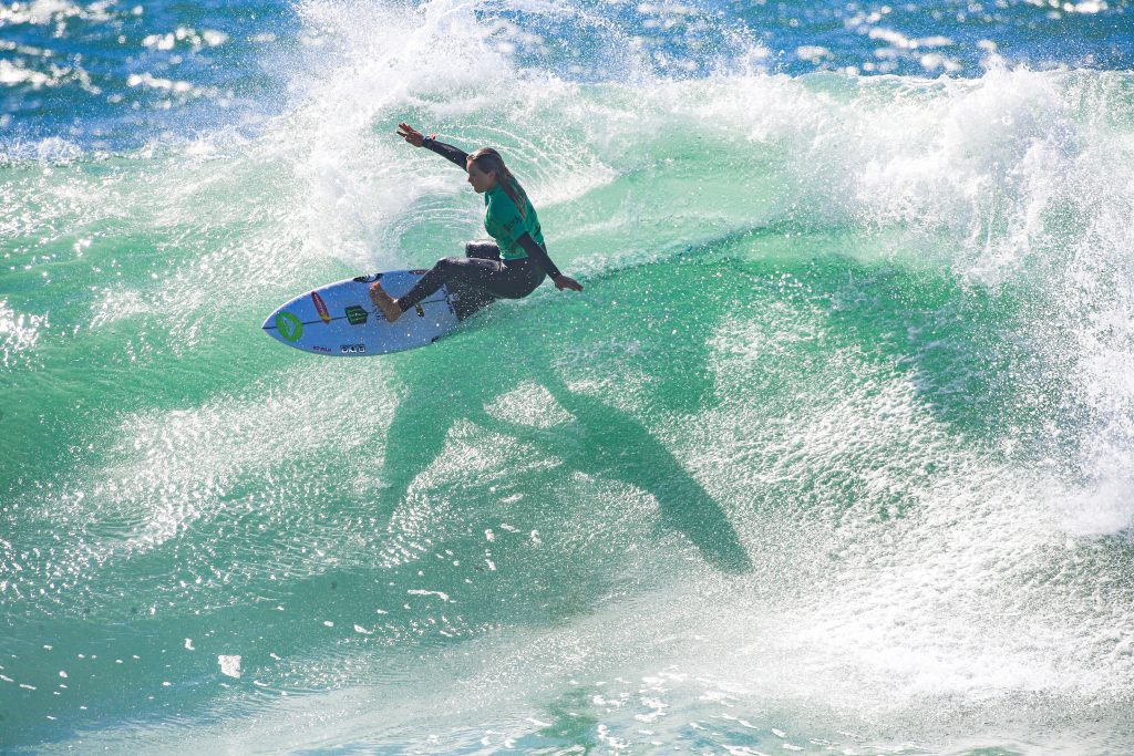 Laura Raupp coloca Brasil nas oitavas de final do Ericeira Pro 2024.