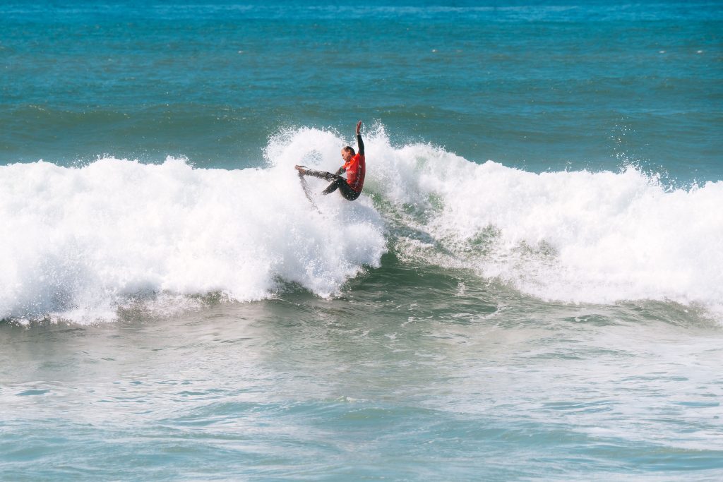 Luel Felipe cai na primeira fase do Ericeira Pro 2024.