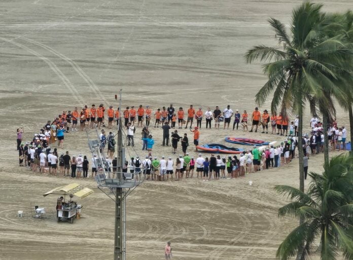 Cerca de 250 participação da ação na Praia do Gonzaga, Santos (SP).