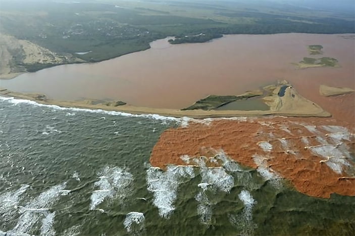 lama na foz do Rio Doce em Regência, Linhares (ES), depois de rompida a barragem em 2015.