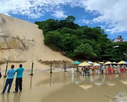 Técnicos avaliam deslizamentos no Morro do Careca, Natal (RN).