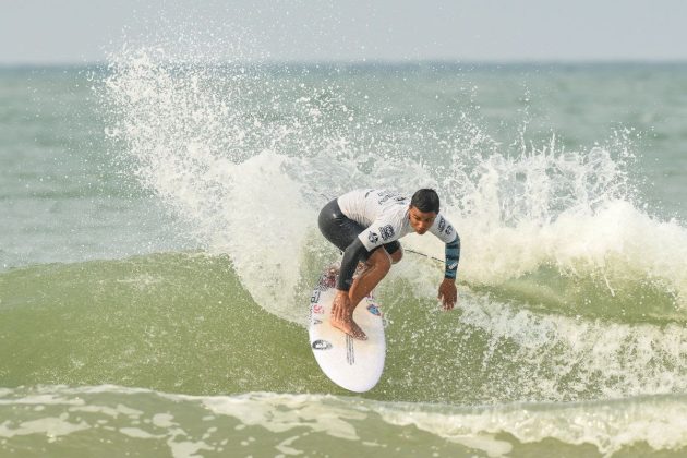 Yuri Gabryel, Circuito Surf Talentos Oceano 2024, Praia Central, Balneário Camboriú (SC). Foto: Márcio David.