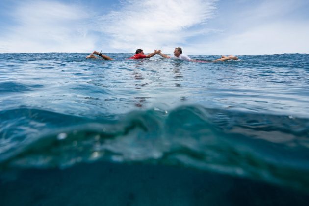 Jeremy Flores e Taj Burrow, Four Seasons Maldives Surfing Championships Trophy, Sultans, Maldivas. Foto: Jon Frank.