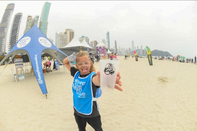 Ações ambientais Surf Talentos Oceano 2024, Praia Central, Balneário Camboriú (SC). Foto: Márcio David.