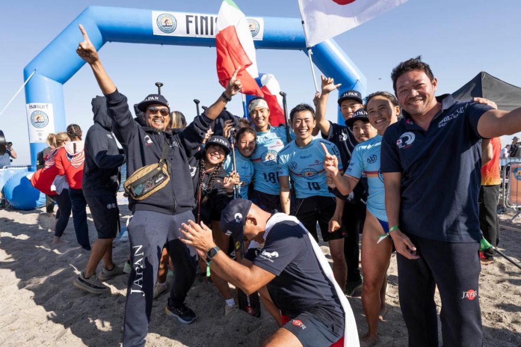 Time do Japão comemora vitória.