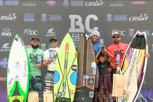 Pódio Master 35+, CBSurf BC Surf Festival, Praia Central, Camboriú (SC). Foto: Márcio David.