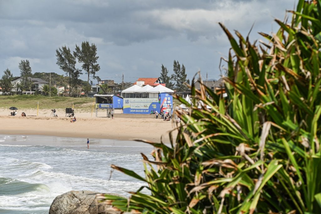 Estrutura na Praia Grande em São Chico.