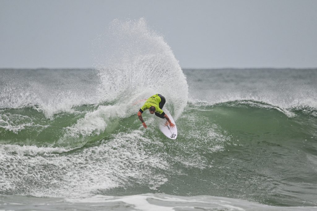 Alejo Muniz é wildcard do campeonato e avança na competição.