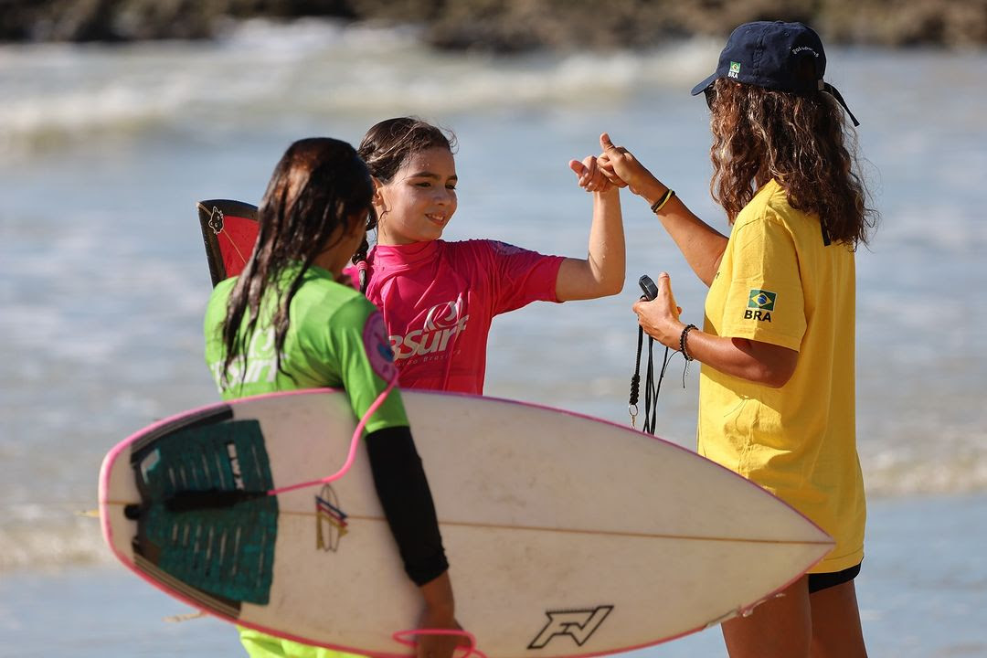 Mirella Feliciano Maciel e Maria Valesca com árbitra principal Ana Paula Mello.