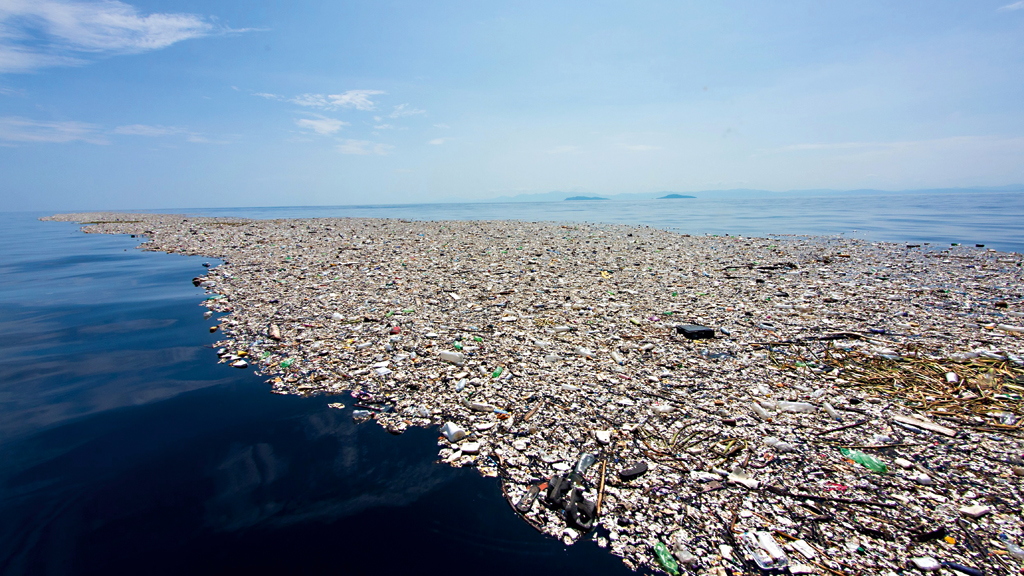 Acúmulo de lixo plástico flutuando na costa norte de Honduras.