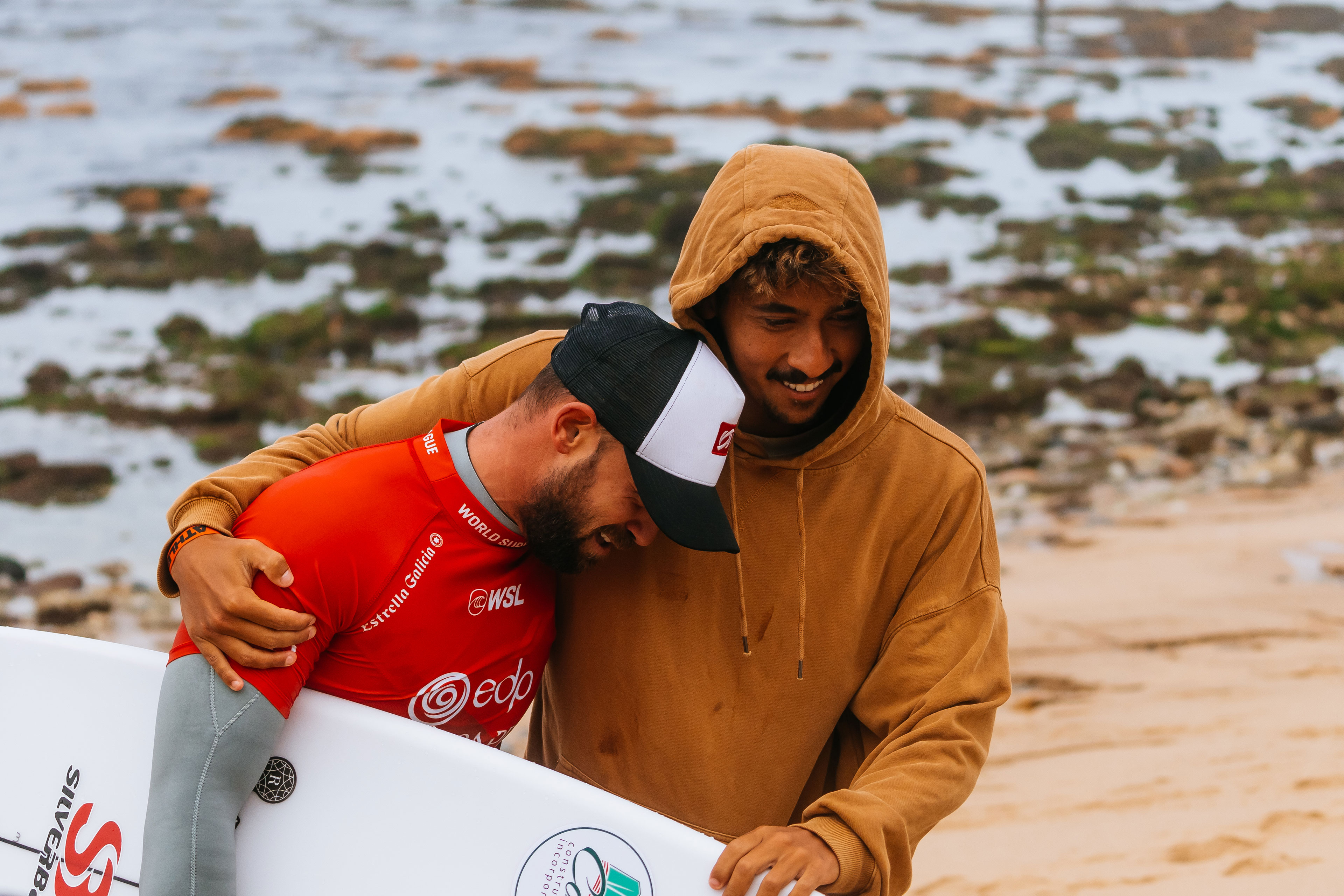 Alejo Muniz emocionado ao lado de Samuel Pupo após confirmar retorno à elite do surfe mundial.