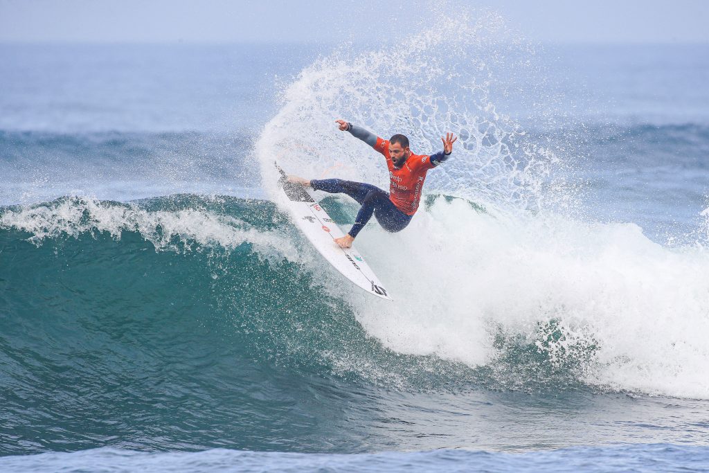 Alejo Muniz joga água para o alto em Ribeira D’Ilhas.