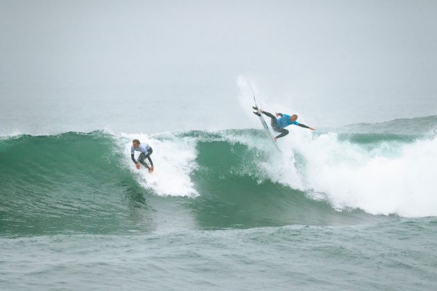 Charly Quivront e Joel Vaughan, Ericeira Pro 2024, Ribeira D'Ilhas, Portugal. Foto: WSL / Manel Geada.