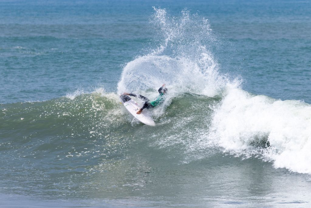 Daniel Templar acerta bom layback, vence bateria e garante vaga no Round 2.