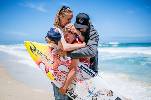 Isabella Nichols, Erin Brooks e o pai Jeff Brooks, Corona Saquarema Pro 2024, Itaúna, Rio de Janeiro. Foto: WSL / Thiago Diz.