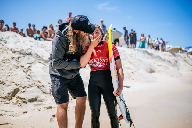 Erin Brooks com o pai Jeff Brooks, Corona Saquarema Pro 2024, Itaúna, Rio de Janeiro. Foto: WSL / Thiago Diz.